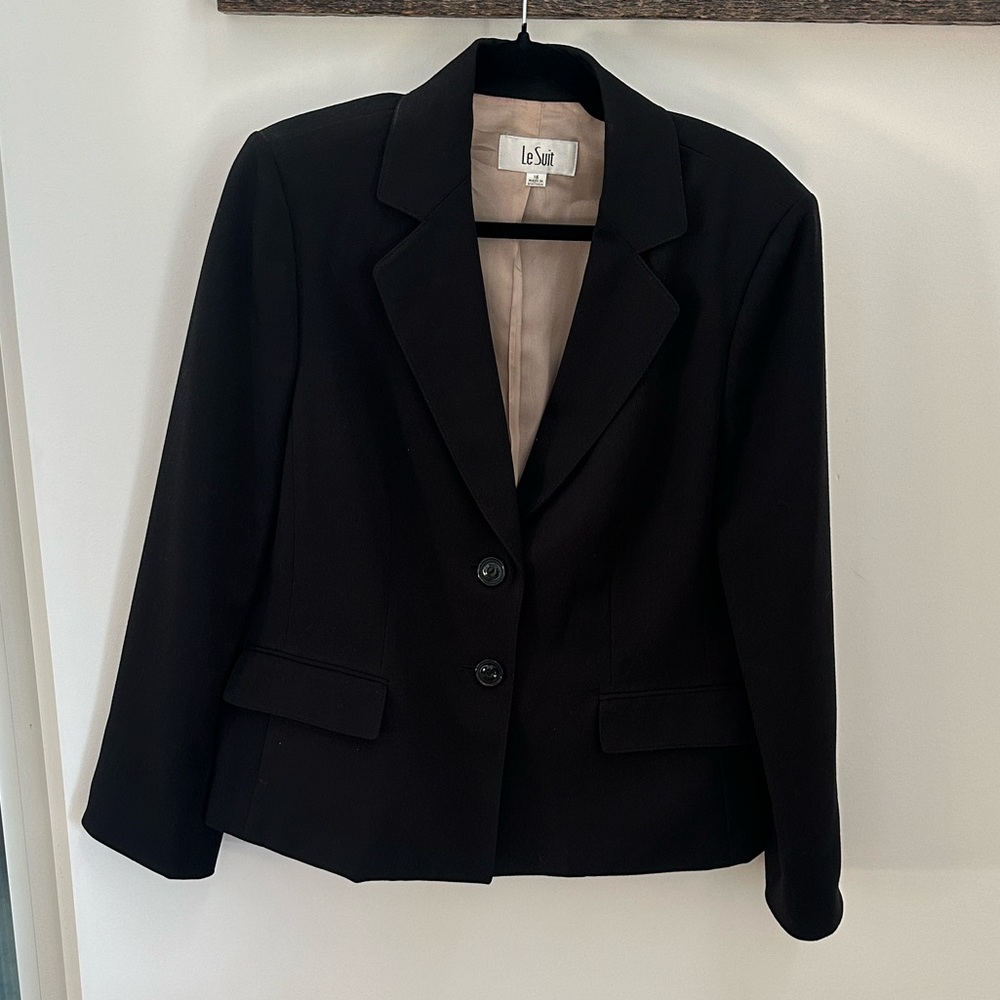 Le Suit Women's Classic Black Blazer